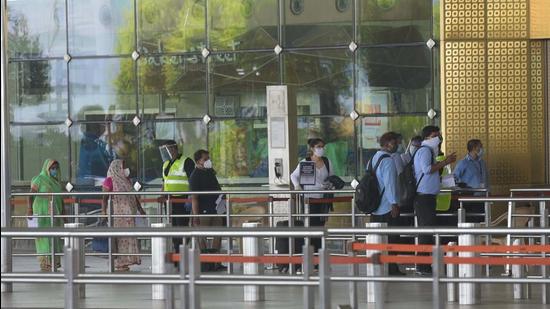 Passengers in queue to enter T2 of Chhatrapati Shivaji Maharaj International airport, Mumbai. (HT archive)
