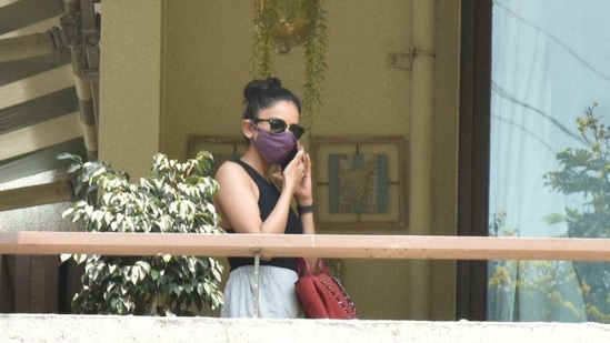 The actor accessorised her outfit with a large red tote bag and pair of black sunnies. (Varinder Chawla) The actor accessorised her outfit with a large red tote bag and pair of black sunnies. (Varinder Chawla)