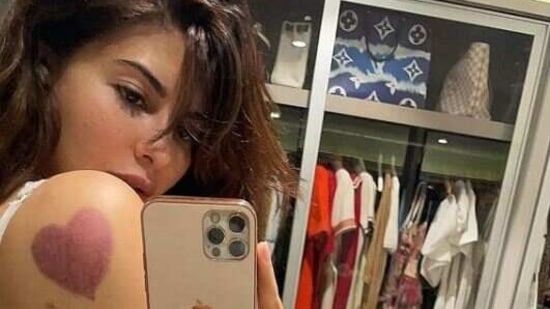 Jacqueline Fernandez shared a mirror selfie wearing nude makeup.