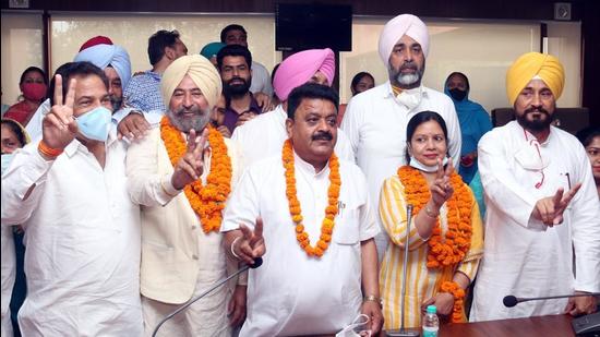 Punjab finance minister Manpreet Singh Badal, technical education minister Charanjit Singh Channi with the newly elected mayor Raman Goyal, senior deputy mayor Ashok Kumar, deputy mayor Master Harminder Singh in Bathinda on Thursday. (Sanjeev Kumar/HT) Punjab finance minister Manpreet Singh Badal, technical education minister Charanjit Singh Channi with the newly elected mayor Raman Goyal, senior deputy mayor Ashok Kumar, deputy mayor Master Harminder Singh in Bathinda on Thursday. (Sanjeev Kumar/HT)