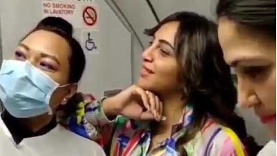 Arshi Khan took a selfie with a flight crew member.