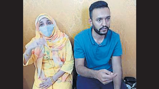 The couple’s family later discovered that their relative Tabassum Qureshi had allegedly placed the narcotics in Qureshi and Oniba’s bag. The couple’s family later discovered that their relative Tabassum Qureshi had allegedly placed the narcotics in Qureshi and Oniba’s bag.