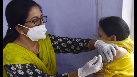 A medical worker administers a dose of Covishield vaccine to a woman t a camp in Amritsar on Thursday. (Sameer Sehgal/HT) A medical worker administers a dose of Covishield vaccine to a woman t a camp in Amritsar on Thursday. (Sameer Sehgal/HT)