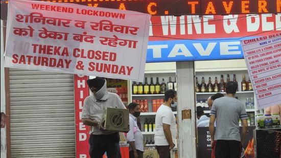 Customers buying liquor from a vend in Sector 44 ahead of closure on the weekend, in Chandigarh on Friday. (Keshav Singh/HT) Customers buying liquor from a vend in Sector 44 ahead of closure on the weekend, in Chandigarh on Friday. (Keshav Singh/HT)