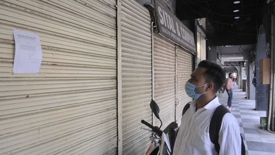 The Uttar Pradesh government has already clamped additional Covid-19 curbs in the worst-affected districts of the state, including night curfew and closing schools. (Deepak Gupta/HT Photo) The Uttar Pradesh government has already clamped additional Covid-19 curbs in the worst-affected districts of the state, including night curfew and closing schools. (Deepak Gupta/HT Photo)