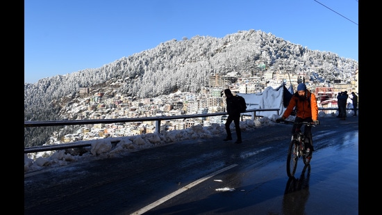 Travel enthusiasts are shying away from making new bookings and travel plans, given the rising cases of Covid-19 (Photo: Deepak Sansta/HT) Travel enthusiasts are shying away from making new bookings and travel plans, given the rising cases of Covid-19 (Photo: Deepak Sansta/HT)