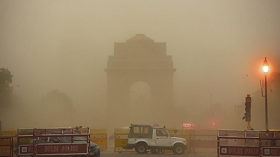 Temperatures fell by two to three degrees after the thunderstorm. (Sanjeev Verma/Hindustan Times) Temperatures fell by two to three degrees after the thunderstorm. (Sanjeev Verma/Hindustan Times)