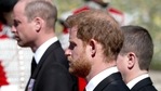 O Príncipe William da Grã-Bretanha e o Príncipe Harry da Grã-Bretanha seguem o caixão do Príncipe Philip da Grã-Bretanha, enquanto ele passa pelo Parade Ground, durante seu funeral no Castelo de Windsor, Grã-Bretanha, em 17 de abril de 2021. Gareth Fuller / Pool via REUTERS (REUTERS)