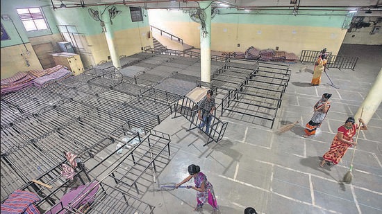 Preparations on to set up a Covid hospital at Ganesh Kala Krida Manch, Swargate in Pune, on Friday. The capacity of the hospital will be hundred oxygen beds. (PRATHAM GOKHALE/HT)