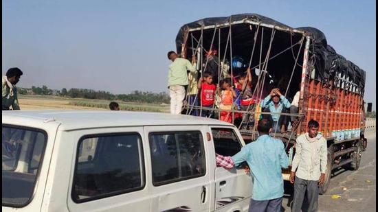 Uttar Pradesh farmers blocking the Karnal-Meerut highway on Saturday. (HT Photo)