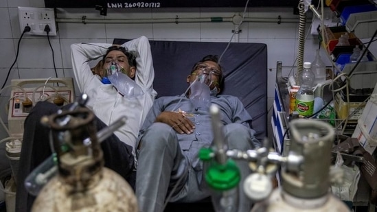 Patients suffering from the coronavirus disease (Covid-19) get treatment at the casualty ward in Lok Nayak Jai Prakash (LNJP) hospital, amidst the spread of the disease in New Delhi, India April 15, 2021. (Reuters)