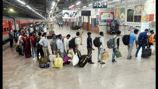 Patna: Migrants arriving from Maharashtra wait in a queue for Covid-19 test at Patna railway station, amid the rise in Covid-19 cases across the country, in Patna, Saturday, April 17, 2021. (PTI Photo)(PTI04_17_2021_000016A) (PTI) Patna: Migrants arriving from Maharashtra wait in a queue for Covid-19 test at Patna railway station, amid the rise in Covid-19 cases across the country, in Patna, Saturday, April 17, 2021. (PTI Photo)(PTI04_17_2021_000016A) (PTI)