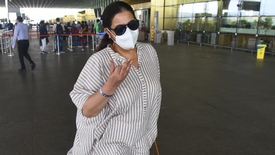 Mother Amrita Singh opted for a striped white and grey kurta, a Louis Vuitton tote and Tory Burch flats for her airport look.(Varinder Chawla)