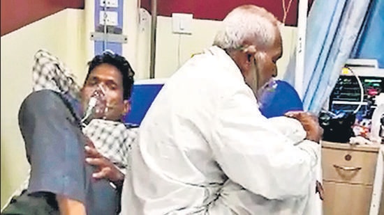 Two Covid-19 patients wearing masks and sitting on one hospital bed in Sassoon. (HT PHOTO) Two Covid-19 patients wearing masks and sitting on one hospital bed in Sassoon. (HT PHOTO)
