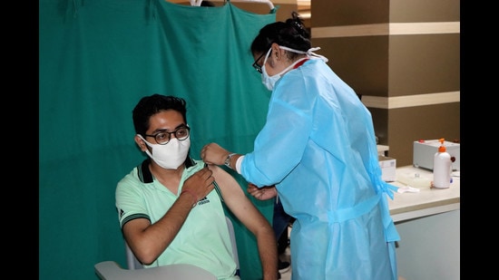 Another high of 7,717 fresh coronavirus infections and 32 deaths were reported from Haryana on Saturday. (Manoj Dhaka/HT) Another high of 7,717 fresh coronavirus infections and 32 deaths were reported from Haryana on Saturday. (Manoj Dhaka/HT)
