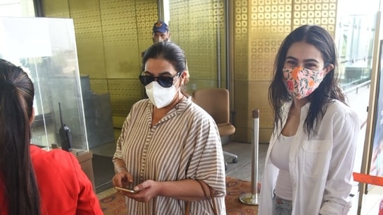 Sara Ali Khan with her mother Amrita Singh at the Mumbai airport.