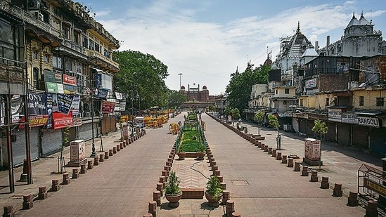 A deserted Chandni Chowk on the first day of the weekend curfew.(Sanchit Khanna/HT Photo)