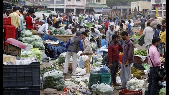 Rush seen at the wholesale vegetable market in Sector 26, Chandigarh, on Saturday. (Ravi Kumar/HT) Rush seen at the wholesale vegetable market in Sector 26, Chandigarh, on Saturday. (Ravi Kumar/HT)