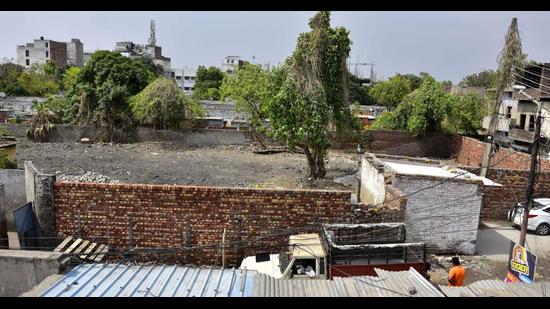 Boundary wall constructed around the site by the bank near the Tyre Market. (Gurpreet Singh/HT) Boundary wall constructed around the site by the bank near the Tyre Market. (Gurpreet Singh/HT)