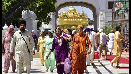 People without facemask at the Golden Temple complex in Amritsar on Saturday. (Sameer Sehgal /HT) People without facemask at the Golden Temple complex in Amritsar on Saturday. (Sameer Sehgal /HT)