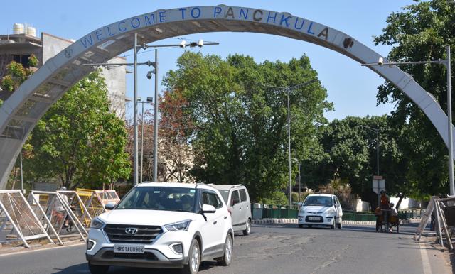 Vehicles moving freely into Chandigarh from Panchkula on Saturday. (Sant Arora/HT) Vehicles moving freely into Chandigarh from Panchkula on Saturday. (Sant Arora/HT)