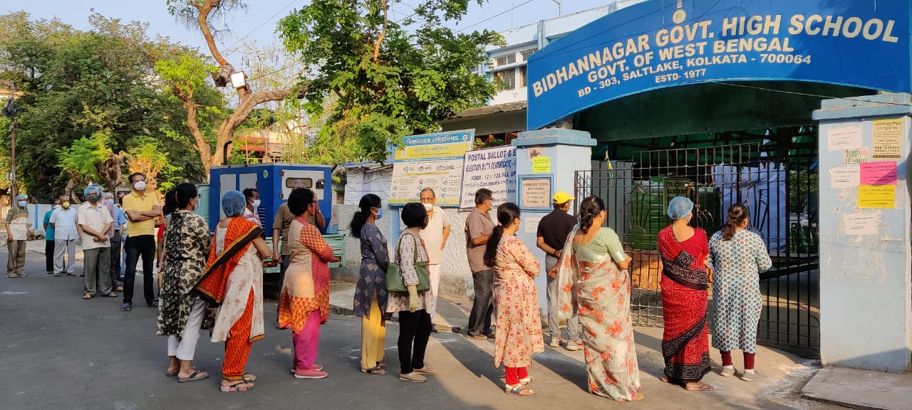 Voters outside a polling centre in Salt Lake's Bidhannagar (ANI/Twitter) Voters outside a polling centre in Salt Lake's Bidhannagar (ANI/Twitter)