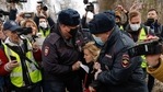 Policiais russos detêm Anastasiya Vasilyeva, médica e aliada do crítico do Kremlin Alexei Navalny, perto da colônia penal corretiva IK-2, onde Navalny cumpre pena de prisão, na cidade de Pokrov, Rússia. (REUTERS)