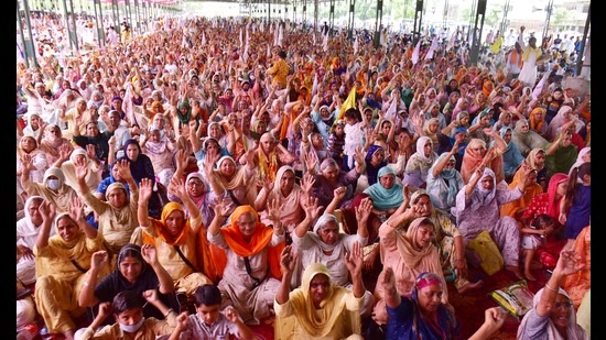 protesters raising slogans against the central government's agriculture laws in Amritsar on Sunday. (Sameer Sehgal HT) protesters raising slogans against the central government's agriculture laws in Amritsar on Sunday. (Sameer Sehgal HT)