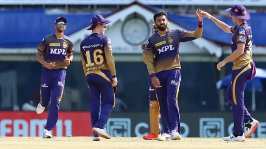 Varun Chakravarthy picked two early wickets.(IPL)