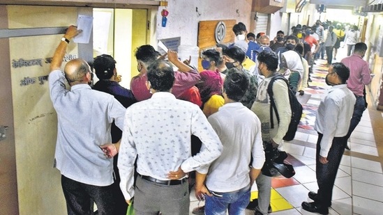 People queue up to buy Remdesivir at a store run by the Chemists Association of Pune District. (Kalpesh Nukte/HT PHOTO) People queue up to buy Remdesivir at a store run by the Chemists Association of Pune District. (Kalpesh Nukte/HT PHOTO)