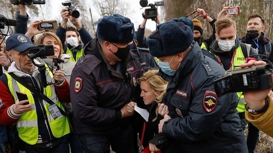Russian police officers detain Anastasiya Vasilyeva, a doctor and ally of Kremlin critic Alexei Navalny, near the IK-2 corrective penal colony, where Navalny serves his jail term, in the town of Pokrov, Russia.(REUTERS)