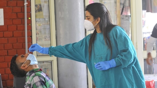 A total of 275,482 new infections were lodged on Sunday, taking the total number of confirmed cases past the 15 million mark.(Keshav Singh/HT Photo ) A total of 275,482 new infections were lodged on Sunday, taking the total number of confirmed cases past the 15 million mark.(Keshav Singh/HT Photo )