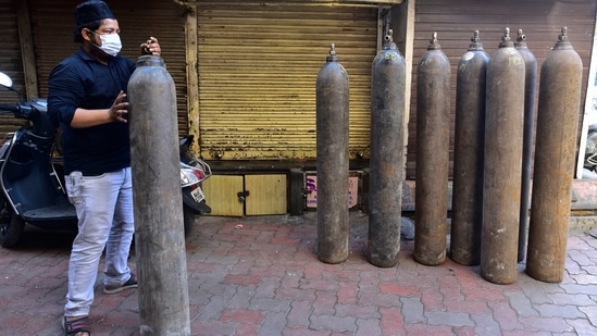 Mumbai, India - April 18, 2021: Members of the Darul Uloom Faizane Mufti E Azam distribute free oxygen cylinders to the needy people amid COVID-19 Second Wave at Bhendi Bazaar. Mumbai city is facing shortage of Oxygen in many hospitals in Mumbai, India, on Sunday, April 18, 2021. (Photo by Anshuman Poyrekar/Hindustan Times)(Anshuman Poyrekar/HT Photo) Mumbai, India - April 18, 2021: Members of the Darul Uloom Faizane Mufti E Azam distribute free oxygen cylinders to the needy people amid COVID-19 Second Wave at Bhendi Bazaar. Mumbai city is facing shortage of Oxygen in many hospitals in Mumbai, India, on Sunday, April 18, 2021. (Photo by Anshuman Poyrekar/Hindustan Times)(Anshuman Poyrekar/HT Photo)