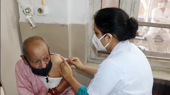A medic inoculates the Covid-19 vaccine to an elderly man in Jammu on Sunday. (ANI)