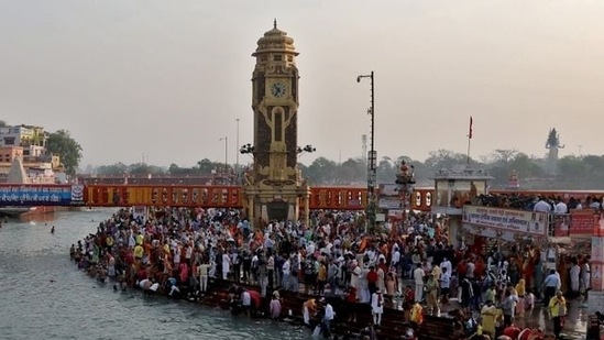 A large number of devotees gather to take a holy dip in the Ganga during Kumbh Mela in Haridwar, (Reuters Photo) A large number of devotees gather to take a holy dip in the Ganga during Kumbh Mela in Haridwar, (Reuters Photo)