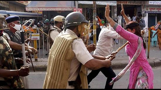 A group of protesters, including women, arrived at around 2pm carrying black flags and tried to reach the venue. (Manoj Dhaka/HT ) A group of protesters, including women, arrived at around 2pm carrying black flags and tried to reach the venue. (Manoj Dhaka/HT )