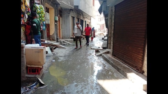 A street leading to Gurdwara Guru Ke Mehal, the birthplace of Guru Tegh Bahadau in Amritsar on Sunday. (Sameer Sehgal/HT)
