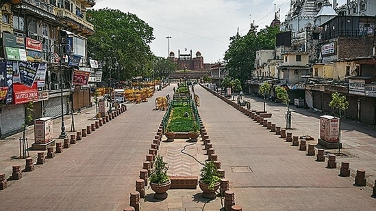 A deserted Chandni Chowk on the first day of the weekend curfew. (Sanchit Khanna/HT Photo) A deserted Chandni Chowk on the first day of the weekend curfew. (Sanchit Khanna/HT Photo)