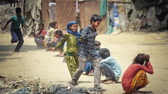 Children playing kho kho in a slum at Punjabi Bagh in New Delhi on Friday.(Sanchit Khanna/HT Photo)