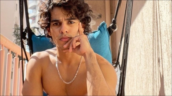 Ishaan Khatter's jaw-dropping smooth flow in stick twirling exercise stuns Ayushmann Khurrana, Anil Kapoor, Siddhant Chaturvedi and other celebs(Instagram/ishaankhatter)