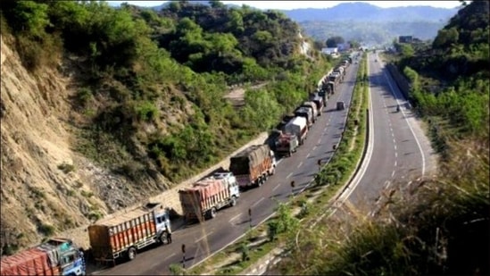 Jammu-Srinagar national highway reopens after landslide debris cleared(Twitter/State_Times)