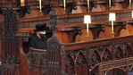 A Rainha Elizabeth II da Grã-Bretanha senta-se sozinha na Capela de São Jorge durante o funeral do Príncipe Philip, o homem que esteve ao seu lado por 73 anos, no Castelo de Windsor, Windsor, Inglaterra, no sábado, 17 de abril de 2021. (AP)
