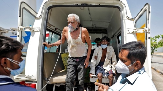 Patients with breathing problems are seen inside an ambulance waiting to enter a COVID-19 hospital for treatment, amidst the spread of the coronavirus disease (COVID-19) in Ahmedabad, India, April 19, 2021. REUTERS/Amit Dave (REUTERS)