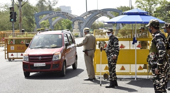 Police personnel screening commuters at Delhi-Noida entry gate in Sector 14A during weekend curfew imposed to curb the spread of coronavirus disease (Covid-19), in Noida. (Sunil Ghosh / Hindustan Times) Police personnel screening commuters at Delhi-Noida entry gate in Sector 14A during weekend curfew imposed to curb the spread of coronavirus disease (Covid-19), in Noida. (Sunil Ghosh / Hindustan Times)