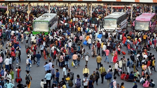 Crowds at the Anand Vihar bus terminal, hours after the state government announced a six-day lockdown.(ANI Photo)
