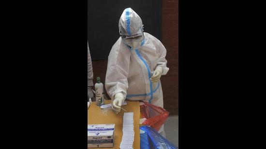 A health worker collecting samples for the Covid-19 test. (HT file photo)