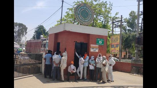 Farmers waiting for gate passes at Indri Grain Market in Karnal on Monday. (HT Photo) Farmers waiting for gate passes at Indri Grain Market in Karnal on Monday. (HT Photo)