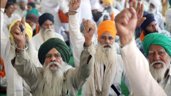 Farmers shout slogans at Singhu Border near Delhi. (File photo)