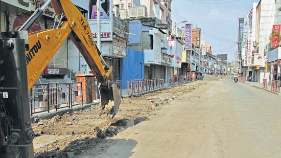 The work mainly includes laying of water and drainage lines on Laxmi road, Tilak road, Shivaji road, Bajirao road and Swargate area (HT PHOTO)