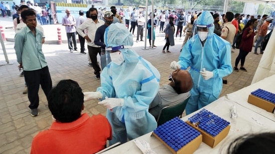Health workers take swab samples of people for Covid-19 test amid the surge in coronavirus cases, at Anand Vihar Terminal in New Delhi.(ANI) Health workers take swab samples of people for Covid-19 test amid the surge in coronavirus cases, at Anand Vihar Terminal in New Delhi.(ANI)